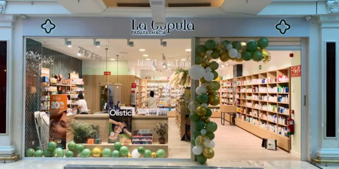 Entrada a la farmacia la cupula